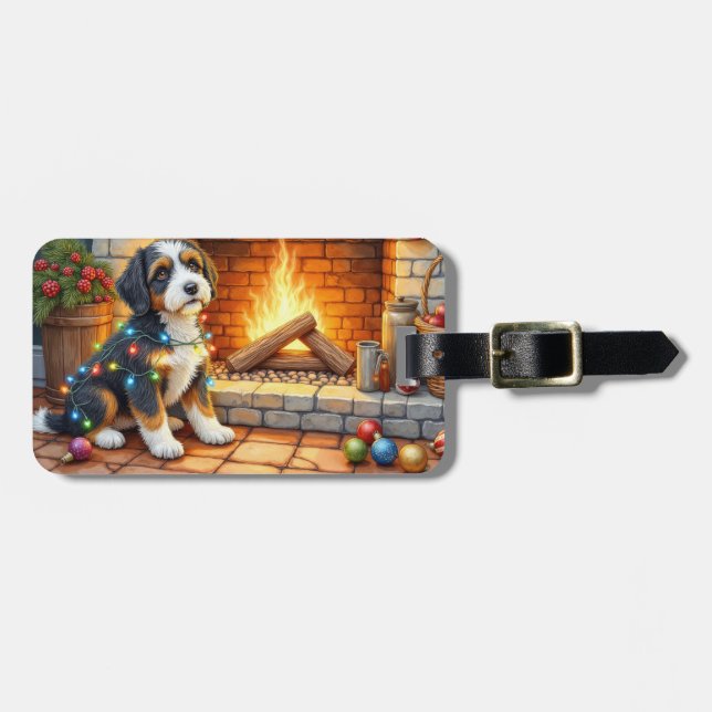 Bernedoodle Öppen spis med julbelysning Bagagebricka (Horisontell Framsida)