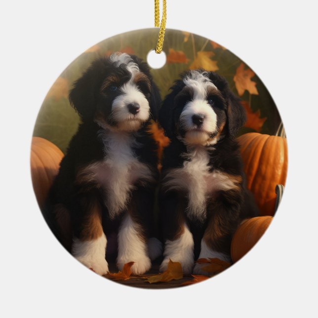 Bernedoodle Puppy Autumn Delight Pumpkin Julgransprydnad Keramik (Framsidan)