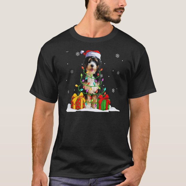 Bernedoodle Santa Julgran Ljus Julafton Pajam T Shirt (Framsida)
