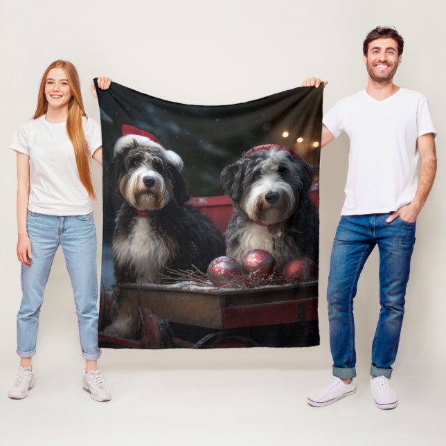 Bernedoodle Snowy Sleigh-juldekretet Fleecefilt (På plats)