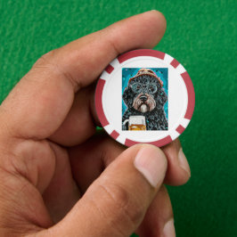 Bernedoodle som håller en öl mugg poker marker