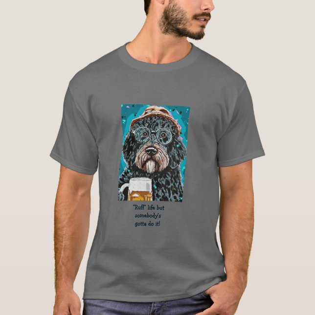 Bernedoodle som håller en öl mugg t shirt (Framsida)