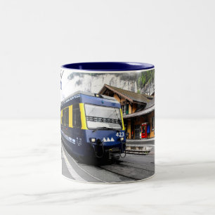 Berner Oberland bahn tåg i Schweiz Två-Tonad Mugg