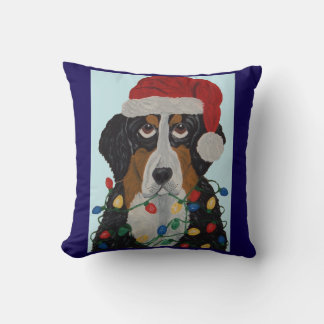 Berner Sennenhund intrasslad i julgransbelysning Kudde