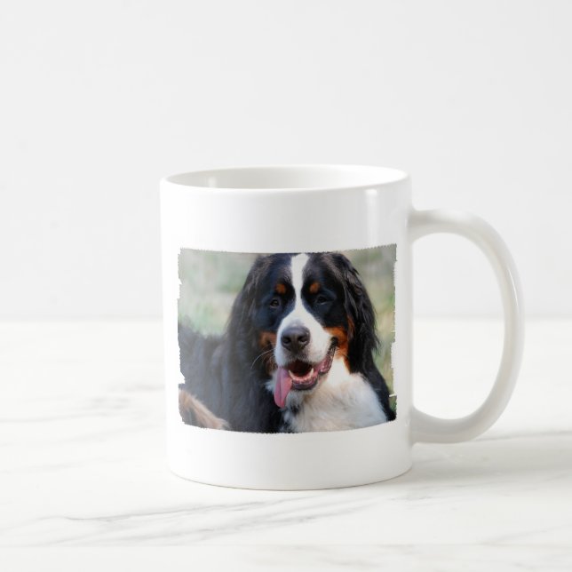 Bernese berghund med den stora tungakaffemuggen kaffemugg (Höger)
