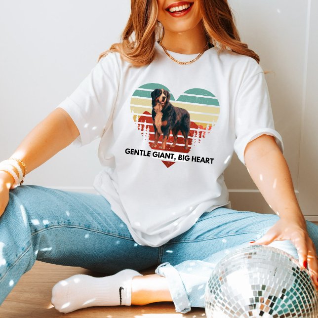 Bernese Heartslag: Retro-Inspired Hund älskare Tee (Skapare uppladdad)