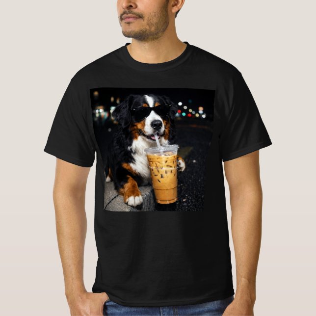 Bernese Mountain Dog dricker iskaffe  T Shirt (Framsida)