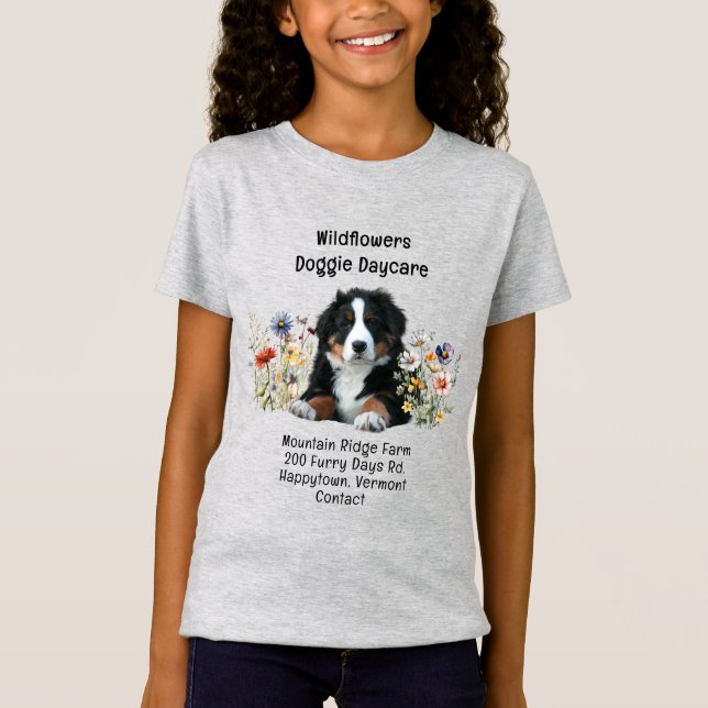 Bernese Mountain Dog i vilda blommor T Shirt (Framsida)