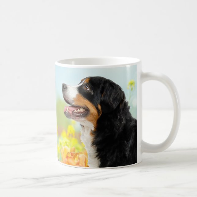 Bernese Mountain dog in the flower garden Kaffemugg (Höger)