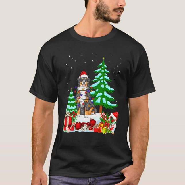 Bernese Mountain Dog med julhatt träd Li T Shirt (Framsida)
