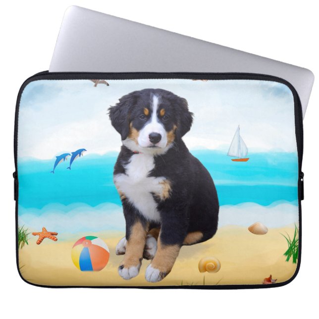 Bernese Mountain Dog på strand Laptop Fodral (Framsidan)