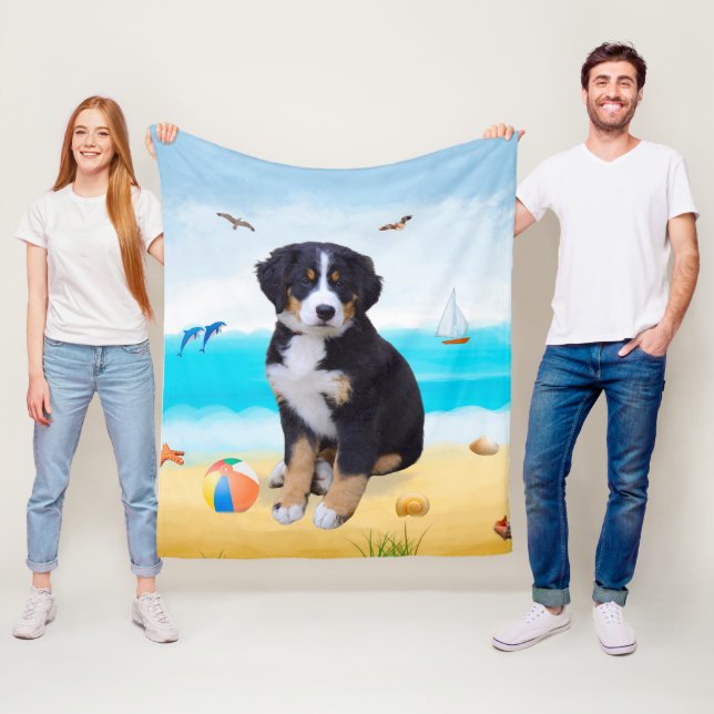 Bernese Mountain Dog på stranden  Fleecefilt (På plats)
