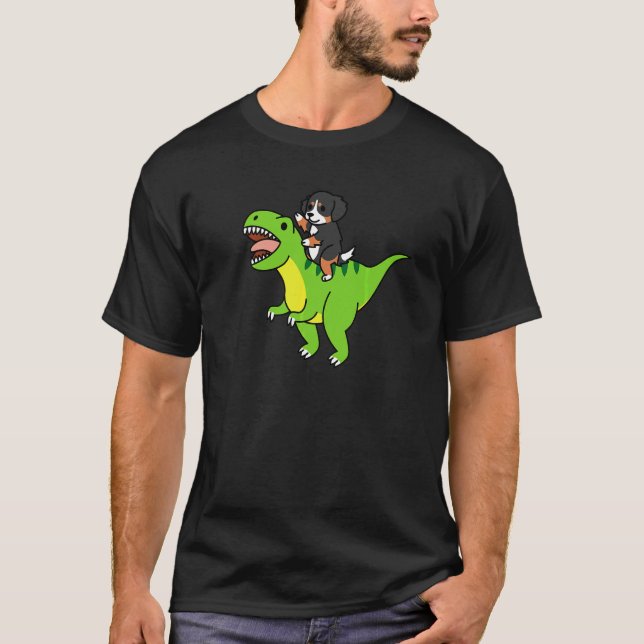 Bernese Mountain Dog Ridning Rex Dinosaur Hund   T Shirt (Framsida)