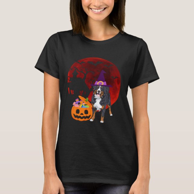 Bernese Mountain Dog with witch hat Candy Pumpkin  T Shirt (Framsida)