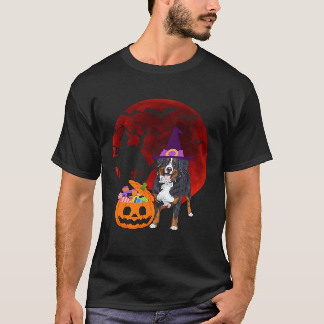 Bernese Mountain Dog with witch hat Candy Pumpkin  T Shirt (Framsida)