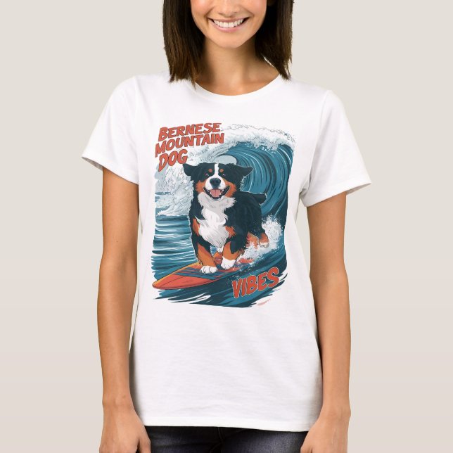Bernese Mountain Hund Catching Vågar Surfing T Shirt (Framsida)