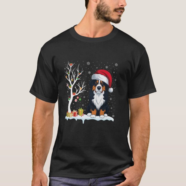 Bernese Mountain Hund Santa Hat Festive Träd Light T Shirt (Framsida)