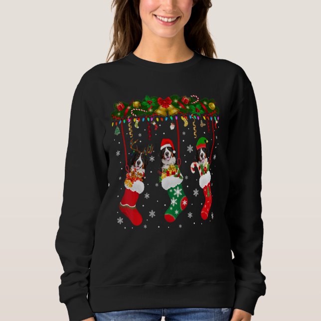 Bernese Mountain in Sock Julafton Reindeer Santa E T Shirt (Framsida)
