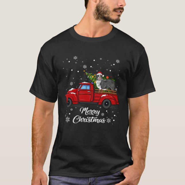 Bernese mountain Riding Red Truck Merry Xmas Tree T Shirt (Framsida)