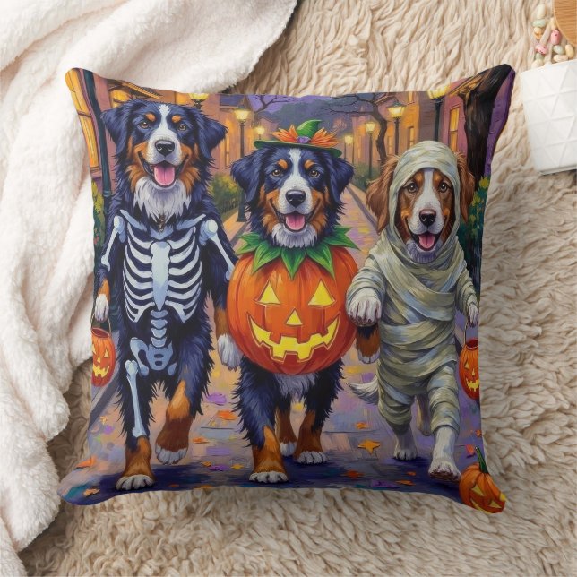 Bernese Mountain Trick-or-Treating in Halloween Kudde (Filt)