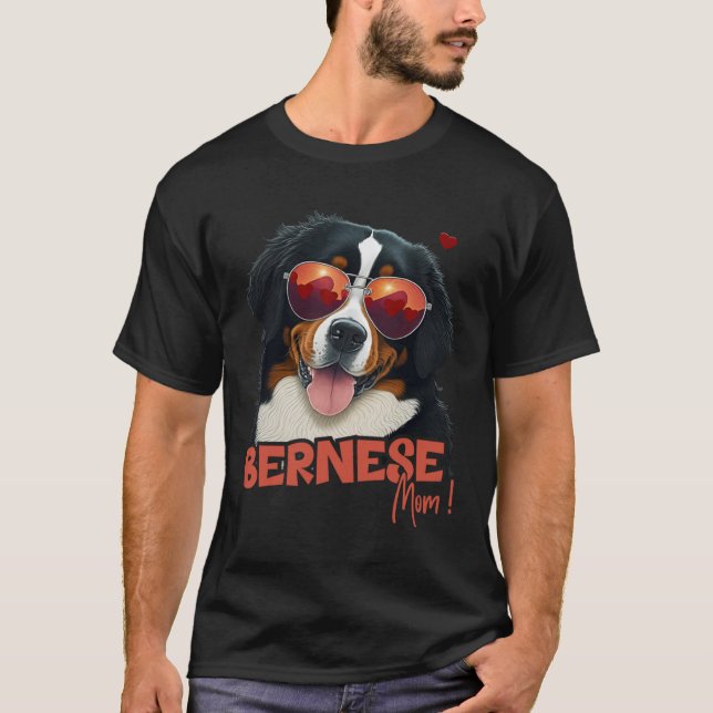 Bernesemountaindog with Heartdekoration Bernesemom T Shirt (Framsida)