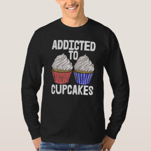Beroende av Cup Cakes Kvinnor som bakar muffins k T Shirt