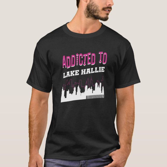 Beroende till Sjö Hallie Vacation Humor Resa Wisco T Shirt (Framsida)