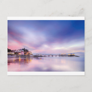 Berömd Cromer pier i Norfolk England med rosa su Vykort
