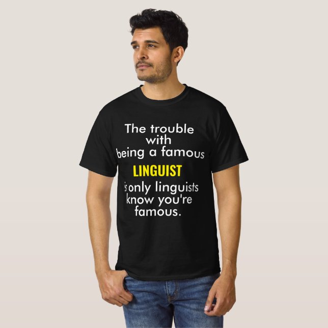 Berömd lingvist i dunkel t shirt (Hel framsida)