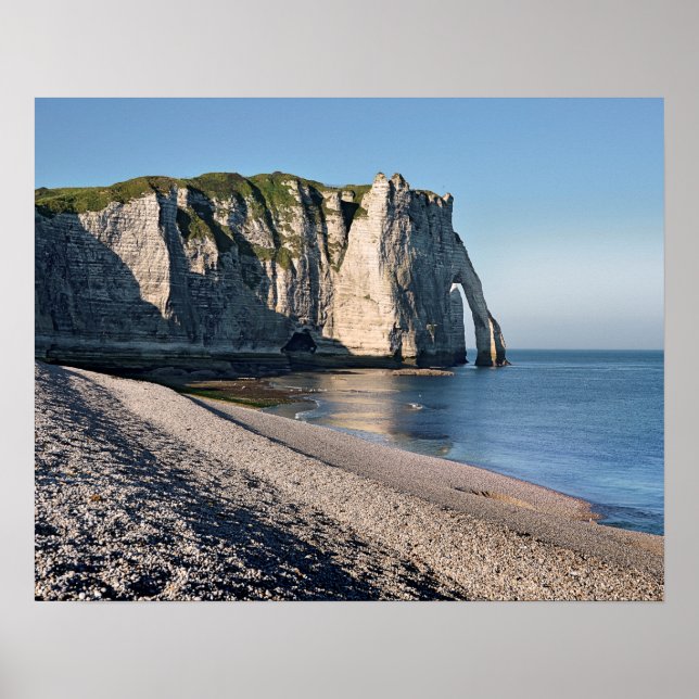 Berömd pebble strand and and cliff Aval of Etretat Poster (Framsidan)