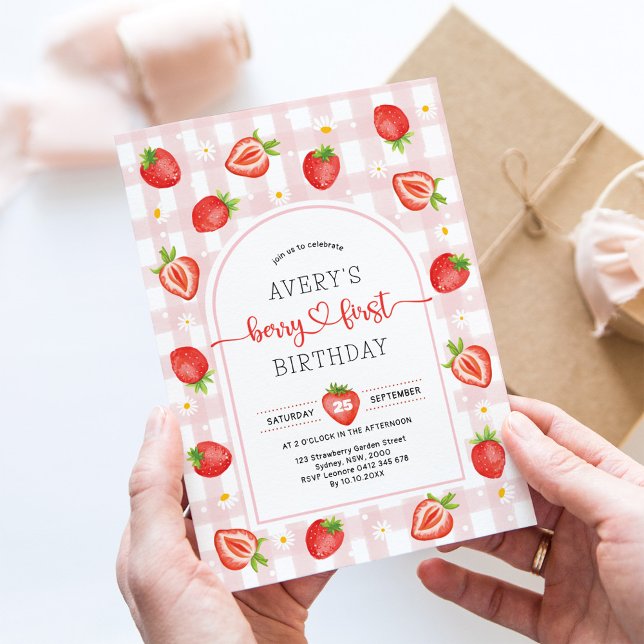 Berry First Birthday | Rosa Gingham Strawberry Inbjudningar (Skapare uppladdad)