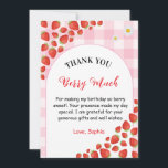 Berry first gingham birthday Thank You Card Kort<br><div class="desc">Celebrate your little one’s Berry First Birthday with this adorable strawberry-themed Thank you card. Featuring sweet strawberries,  pink gingham background,  and a charming garden party style. Ideal for spring or summer parties and strawberry-themed birthday events and it is fully customizable.</div>
