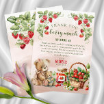 Berry First Strawberry och Bear Birthday Tack Kort<br><div class="desc">Uttryck er tacksamhet på det sötaste med vår personlig jordgubbe och Björn tack ditt kort! Insamlingen "Berry First Strawberry and Bear Birthday" (Berry First Strawberry och Bear Birthday) har ett häftigt björn och levande jordgubbar. Anpassa den med ditt barns namn och ett personlig-meddelande som gör ditt tack till extra speciellt....</div>