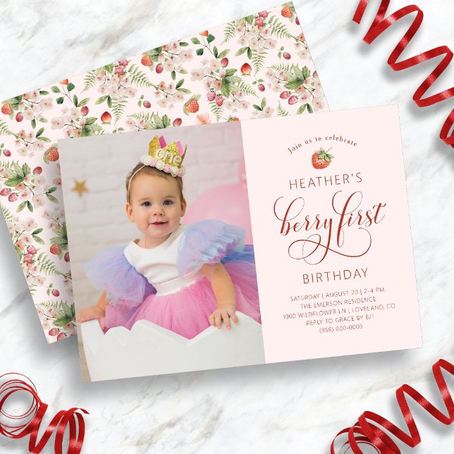 Berry Första Foto Födelsedagsinbjudan Inbjudningar (Pink Berry First Photo Birthday Invitation by Painted Paperie
)