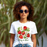 Berry i kärlek sommarfruktjordgubbsbär t shirt<br><div class="desc">Björnbär i kärlek,  t-shirt för sommarjordgubbar,  t-shirt för jordgubbar i sommarträdgård</div>