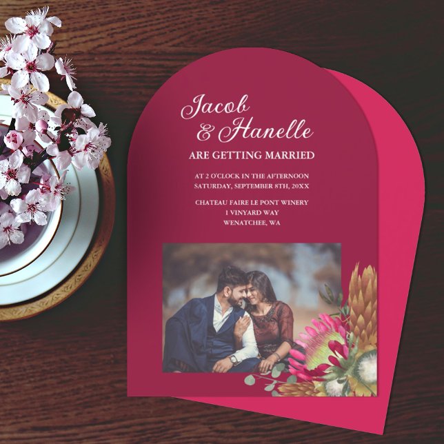 Berry Red, Guld, Beige Kung Protea Flowers Bröllop Inbjudningar (berry red wedding invitation, magenta pink king protea flower, gold brown pinecones, fall wedding)