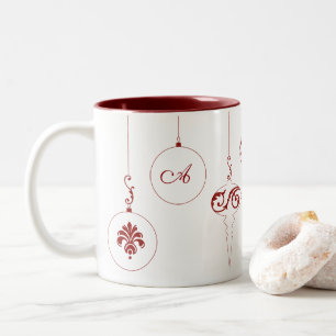 Berry Red Monogram Bauble Ornaments Två-Tonad Mugg