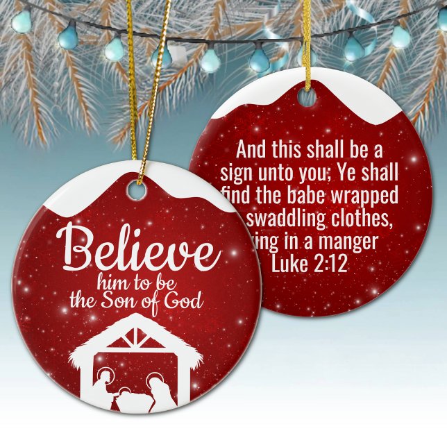 Berry Red Sparkle Vinter Världens Tillbedjan ⛪️ 🎄 Julgransprydnad Keramik (nativity scene bible verse design snowfall background
religious holiday decor
customizable luke 2 12)