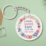 Berry Sweet Baby Shower Watercolor<br><div class="desc">Den här nyckelkedjan har vackra jordgubbar,  blåbär och hallon som är sammanflätade med ömtåliga blommigtar och bär. Den mjuka pastellhuven och den vismska handskrivna texten "En berry Sweet Baby är på väg!" skapar en söt och glatt estetik.</div>