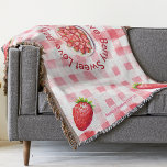 Berry Sweet Kärlek Strawberry Gingham Bride gift Filt<br><div class="desc">Vi presenterar vår "Berry Sweet Kärlek" Throw Matta, perfekten sammanslagning av vintage charm och modern land elegans. Den här härliga filten fångar kärnan av en bachelorettfest, hönatt, eller möhippa med vintagens reflexvirus och jordgubbsdesign. Bild är din krymniska brunch med det mysiga kastet matta, eftersom det utan problem kompletterar ditt tema...</div>