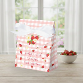 Berry Sweet Strawberry 1st Birthday Party Gift  Presentaskar
