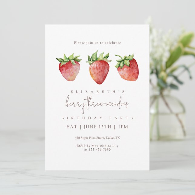 Berry Threemendous Strawberry Birthday Inbjudningar (Stående Fram)