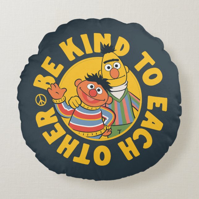 Bert och Ernie | Vara vänliga mot varandra Rund Kudde (Framsidan)