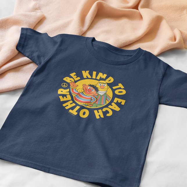 Bert och Ernie | Vara vänliga mot varandra T Shirt (Skapare uppladdad)