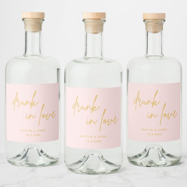 Berusad i kärlek minimalistisk rosa bröllopsgåva spritflaskor etikett (Flaskor)