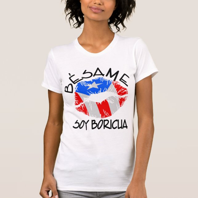 Besame Soy Boricua kysser mig I-förmiddagen Puerto Tee Shirt (Framsida)
