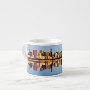 Beskåda av Chicago horisont med reflexion Espressomugg
