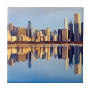 Beskåda av Chicago horisont med reflexion Kakelplatta