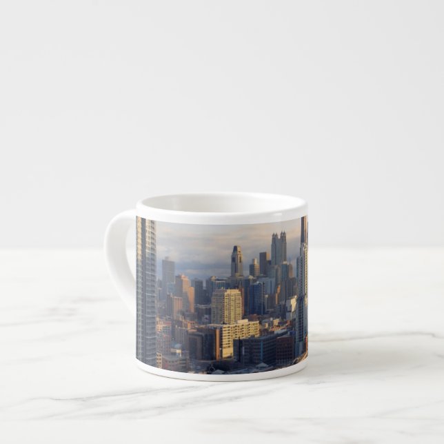 Beskåda av cityscape med fantastiskt ljust espressomugg (Framsida vänster)