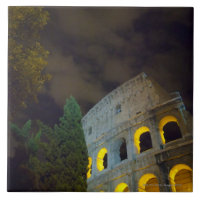 Beskåda av Coloseumen i Rome på natten